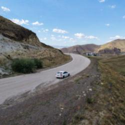 Erzurum'da akılalmaz yol: Ara&ccedil;lar vites boştayken yokuş yukarı gidiyor