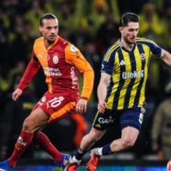 Fenerbah&ccedil;e ile Galatasaray arasında şampiyonluk beklentisinde fark sadece 0.7 puan!
