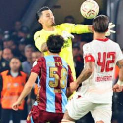 Galatasaraylı yıldız, taraftardan &ouml;z&uuml;r diledi: Utan&ccedil; verici bir skor