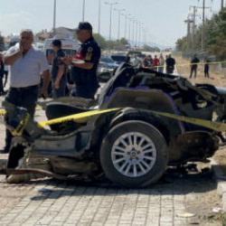 Feci &ccedil;arpışma aracı ikiye b&ouml;ld&uuml;: Olay yerinde 2 &ouml;l&uuml;, 2 yaralı