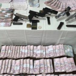 İzmir&rsquo;de 'galerici' g&ouml;r&uuml;n&uuml;ml&uuml; tefeci şebekesine operasyon