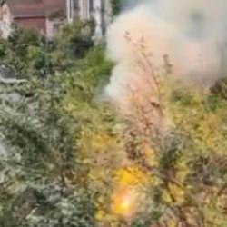 Sokak ortasında alev topuna d&ouml;nd&uuml;! Kağıthane&rsquo;de korkutan patlama anı