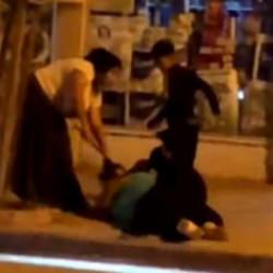 Karab&uuml;k'te sokak ortasında dehşet: İki kadının sopalı kavgası kamerada