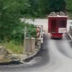 Karadeniz zekası sınır tanımadı: Dev konteyneri dik yama&ccedil;tan geri vitesle taşıdı