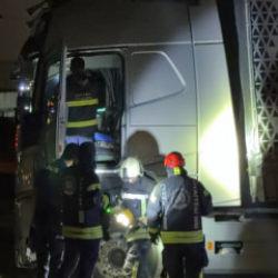 Kocaeli'de bariyerleri aşan TIR'ın s&uuml;r&uuml;c&uuml;s&uuml; kayıp