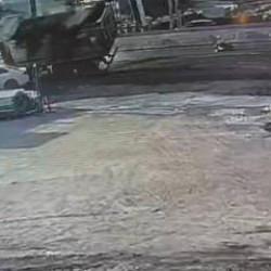 Malatya'da feci kaza: Asfalt y&uuml;kl&uuml; kamyonun &ccedil;arptığı iş&ccedil;i ağır yaralandı