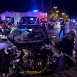 Maltepe&rsquo;de iki otomobil &ccedil;arpıştı: 2&rsquo;si ağır 11 yaralı
