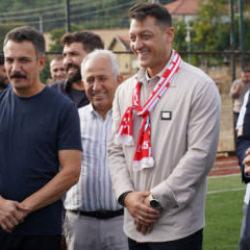 Mesut &Ouml;zil'den m&uuml;jde! 'Cumhurbaşkanımızın yolunda y&uuml;r&uuml;mek gurur veriyor' diyerek duyurdu