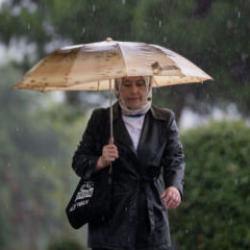 Meteoroloji uyardı: Sıcaklıklar 8 derece birden d&uuml;şecek! Kuvvetli yağış geliyor