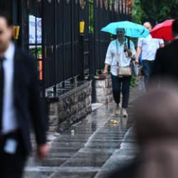 Meteoroloji'den kuvvetli sağanak yağış uyarısı! Bu b&ouml;lgelere dikkat!