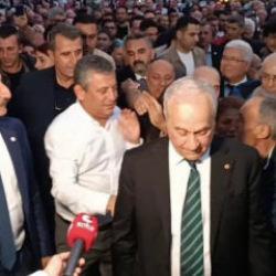 &Ouml;zg&uuml;r &Ouml;zel'e 'b&ouml;rek' tepkisi: 'Bela okumak yapılmaması gereken bir iş'