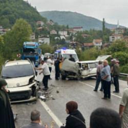 Otomobil ve hafif ticari ara&ccedil; &ccedil;arpıştı: 1'i bebek, 7 yaralı