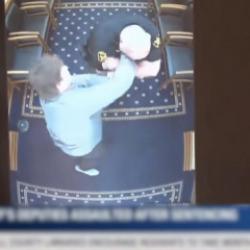 ABD'de mahkemede dehşet anları: Cezaevinden ka&ccedil;mak i&ccedil;in polislere kan kusturdu!