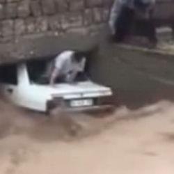 Sağanak yağışlar 4 ilimizde hayatı fel&ccedil; etti: Yollar g&ouml;le d&ouml;nd&uuml;, ara&ccedil;lar s&uuml;r&uuml;klendi