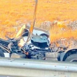 Şanlıurfa'da lastiği patlayan TIR &ouml;n&uuml;ndeki TIR&rsquo;a &ccedil;arptı: 1 &ouml;l&uuml;