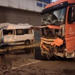 Servis minib&uuml;s&uuml; ile kamyon &ccedil;arpıştı!