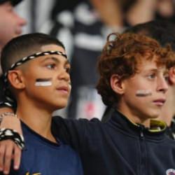 Sosyal medyada g&uuml;ndem oldu! Beşiktaş trib&uuml;n&uuml;nde Fenerbah&ccedil;eli &ccedil;ocuk