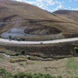 Erzurum'da esrarengiz yol! S&uuml;r&uuml;c&uuml;ler şokta... Ara&ccedil;lar vites boştayken yokuş yukarı gidiyor