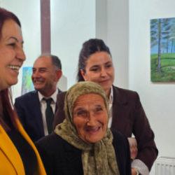Bob Ross&rsquo;tan ilham alıp resme başlamıştı! Şahinde nine ikinci sergisini a&ccedil;tı