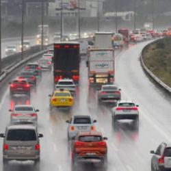 Yağmur İstanbul trafiğini vurdu! Yoğunluk y&uuml;zde 83&rsquo;e &ccedil;ıktı