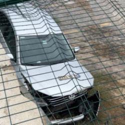Zeytinburnu'nda otoparkta dehşet: Otomobil &ccedil;itleri aşıp 3 metreden aşağı d&uuml;şt&uuml;