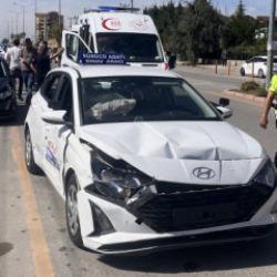 14 yaşındaki &ccedil;ocuğun kullandığı ara&ccedil; sınav aracına &ccedil;arptı: 4 yaralı