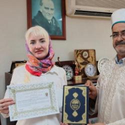 Rus kadın "G&uuml;neş" ismini alarak M&uuml;sl&uuml;man oldu