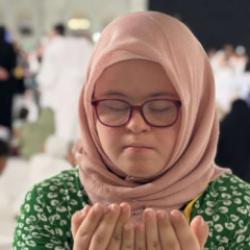 R&uuml;yasında kutsal toprakları g&ouml;rm&uuml;şt&uuml;! Down sendromlu H&uuml;ma Kabe'de 