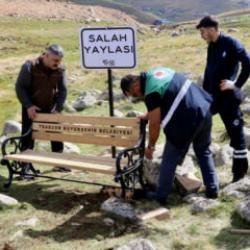 Salah&rsquo;ın oturduğu taşın yanındaki tabela ve bank ortadan kayboldu