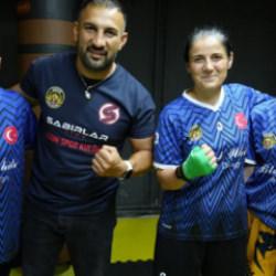 Anne ve iki kızı aynı ringde şampiyonluk i&ccedil;in &ccedil;alışıyor