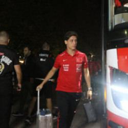 A Milli Futbol Takımı'nı y&uuml;zlerce taraftar karşıladı