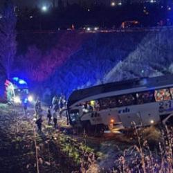 Amasya&rsquo;da feci kaza! Yolcu otob&uuml;s&uuml; şarampole u&ccedil;tu, 24 kişi yaralandı