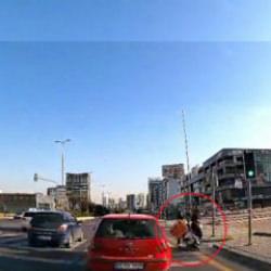 Ankara'da motosikletin yayaya &ccedil;arptığı kaza kamerada: 2 yaralı