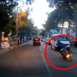 Avcılar&rsquo;da motosikletten inerken d&uuml;şt&uuml;; otomobilin altında kalmaktan son anda kurtuldu