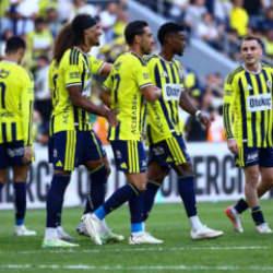 Avrupa, Fenerbah&ccedil;e'nin rekorunu konuşuyor! 8-0'lık lig zaferi manşetleri salladı