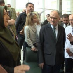 Bakan &Ccedil;ift&ccedil;i'yle vatandaş arasında &ccedil;arpıcı diyalog: T&uuml;fek &ccedil;ocuğun eline nasıl ge&ccedil;ti