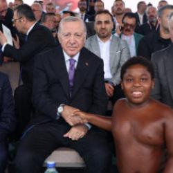 Cumhurbaşkanı Erdoğan ile Tanzanyalı minik g&uuml;reş&ccedil;inin merak edilen sohbeti