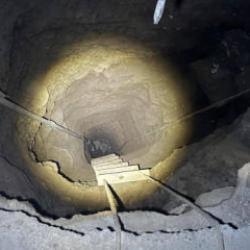 Defineciler evin i&ccedil;inde 25 metrelik kuyu kazdı; 2 g&ouml;zaltı