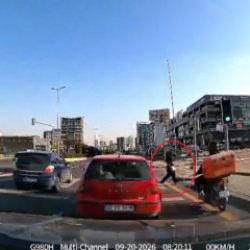 Ankara'da feci kaza: Yolun karşısına ge&ccedil;mek isteyen kadına motosiklet &ccedil;arptı!