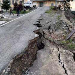 Rize'de heyelan sonrası korkutan manzara! İkiye ayrılan yol 60 santimetre &ccedil;&ouml;kt&uuml;