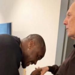 Emenike, Aziz Yıldırım'ı ziyaret etti ve elini &ouml;pt&uuml;