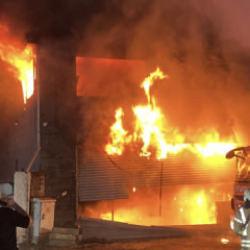 Esenyurt'ta korkutan yangın! 5 iş yerine sı&ccedil;radı