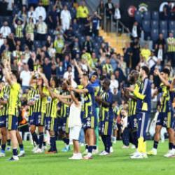 Fenerbah&ccedil;e milli araya moralli girdi!