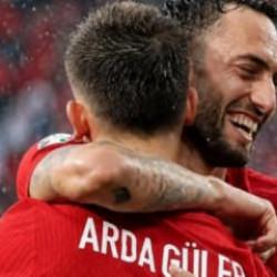 Fransa ma&ccedil;ı &ouml;ncesi Hakan &Ccedil;alhanoğlu'ndan Arda G&uuml;ler'e b&uuml;y&uuml;k jest