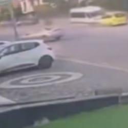 Freni patlayan minib&uuml;s taksiyi s&uuml;r&uuml;kledi
