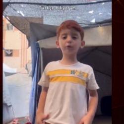 Gazzeli minik Amro'dan kalpleri ısıtan mesaj: "Merhaba, T&uuml;rk&ccedil;e biliyorum!