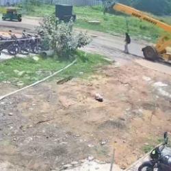 Hindistan&rsquo;da kan donduran ihmal: Okula giden kızın &uuml;zerinden vin&ccedil; ge&ccedil;ti!