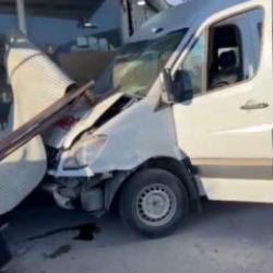 İş&ccedil;i servisi d&uuml;kkana daldı: &Ccedil;ok sayıda yaralı var