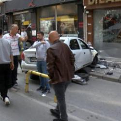 İstanbul'da feci kaza! Savrulan ara&ccedil; 4 kişiye &ccedil;arpıp d&uuml;kkana daldı!