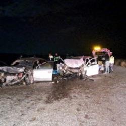 K&ouml;y yolunda korkun&ccedil; &ccedil;arpışma: 2 kişi &ouml;ld&uuml;, 5 kişi yaralandı